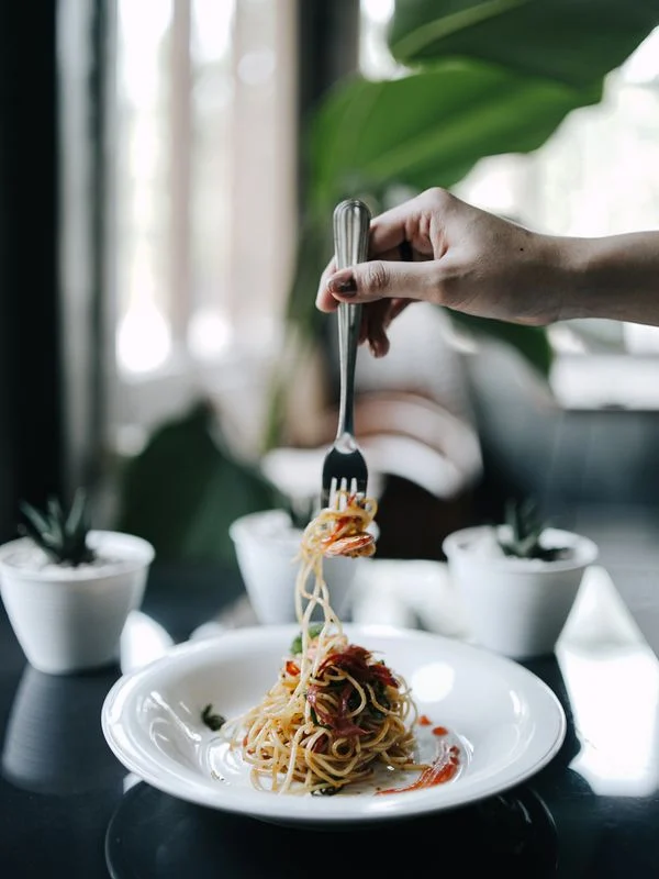 Pasta med sauce og garniture på en tallerken