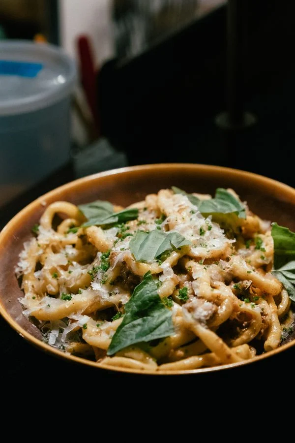 Pasta med sauce og garniture på en tallerken