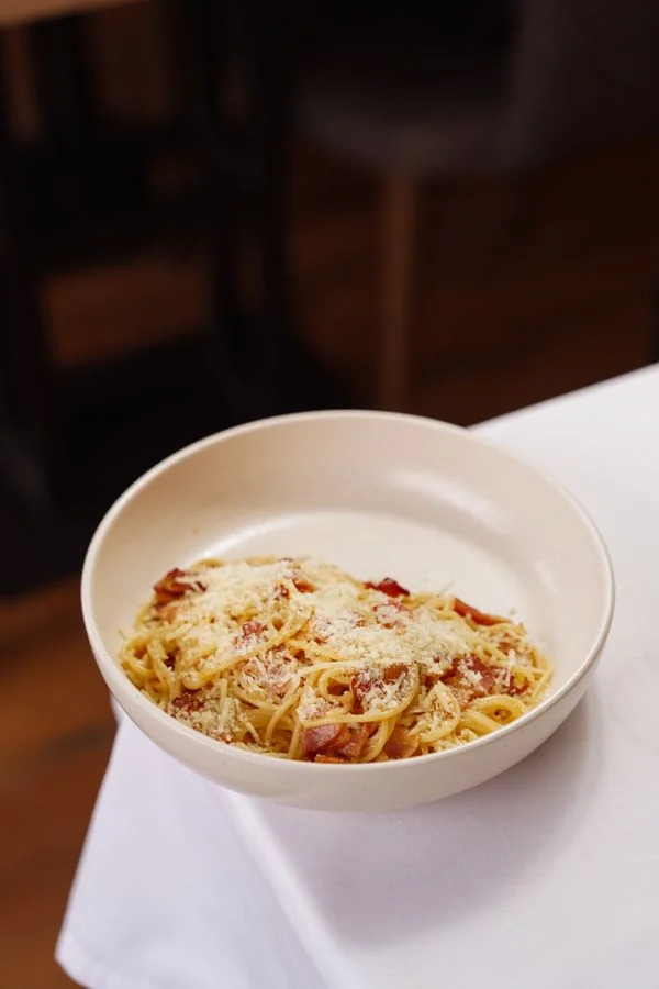 Pasta med sauce og garniture på en tallerken