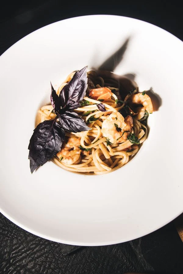 Pasta med sauce og garniture på en tallerken