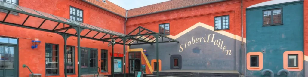 Den farverige facade og indgang til Støberihallen
