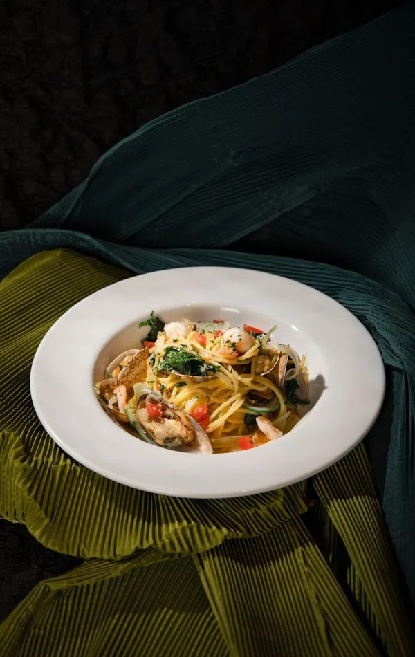 Pasta med sauce og garniture på en tallerken