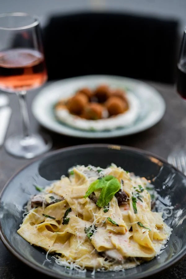 Pasta med sauce og garniture på en tallerken