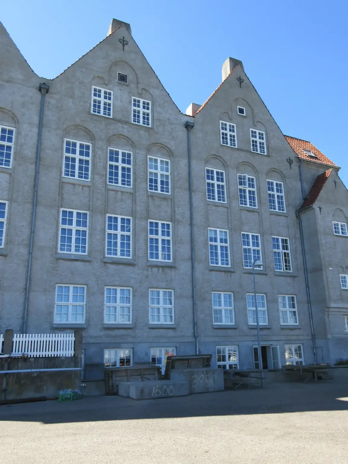 Taarbæk Skole, der huser Taarbæk Bibliotek, med gavle og blå himmel – arkivfoto fra 2017