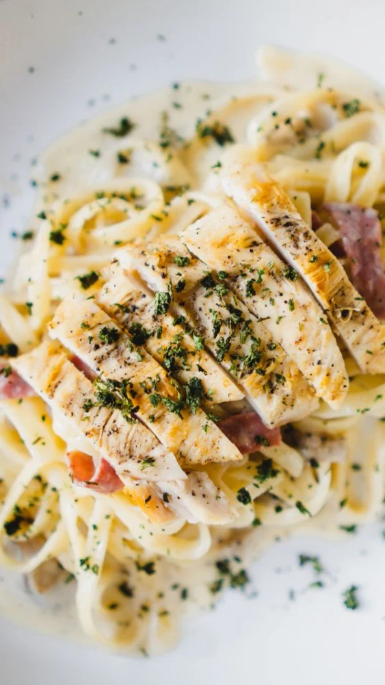 Pasta med sauce og garniture på en tallerken