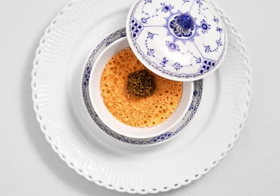 Anrettet ret med skum og kaviar i blåhvidt porcelæn hos The Samuel