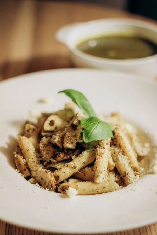 Pasta med sauce og garniture på en tallerken