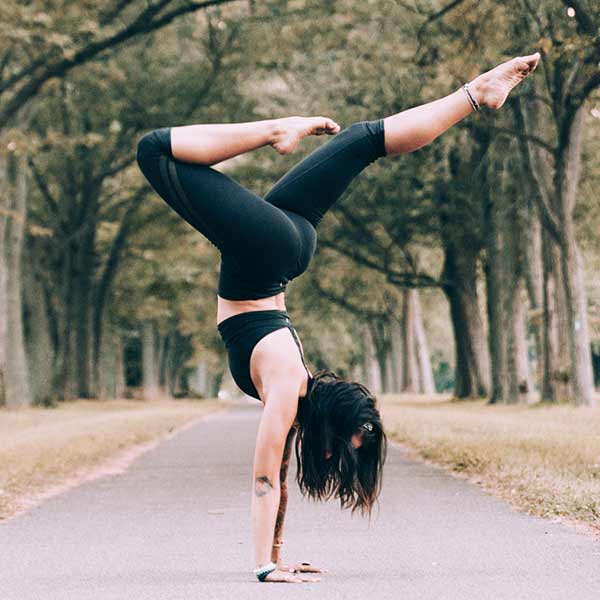Yoga og bevægelse i rolige omgivelser – illustrationsfoto